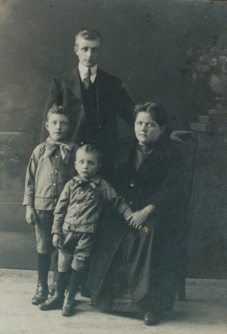 Jan Antonie ter Voorde met Johanna Margaretha Hagedoorn en hun kinderen Lodewijk en Jan Gerhard.